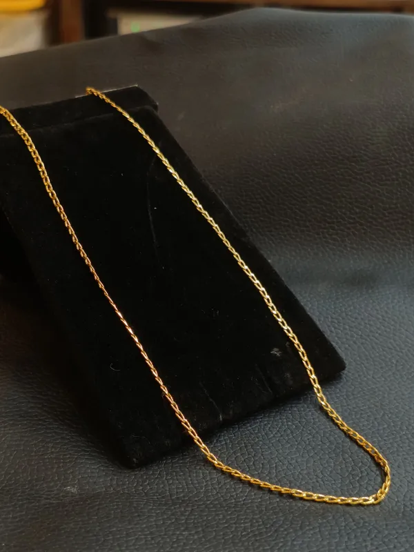 Elegant_Gold_Plated_Chain_Necklace_For_Women