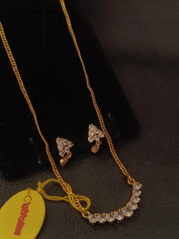 Elegant_Gold_Toned_Necklace_Set_With_Crystal_Embellishments