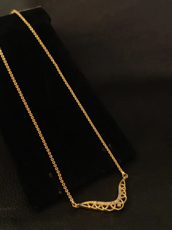 Elegant_Gold_Toned_Necklace_With_Intricate_Cutwork_Pendant