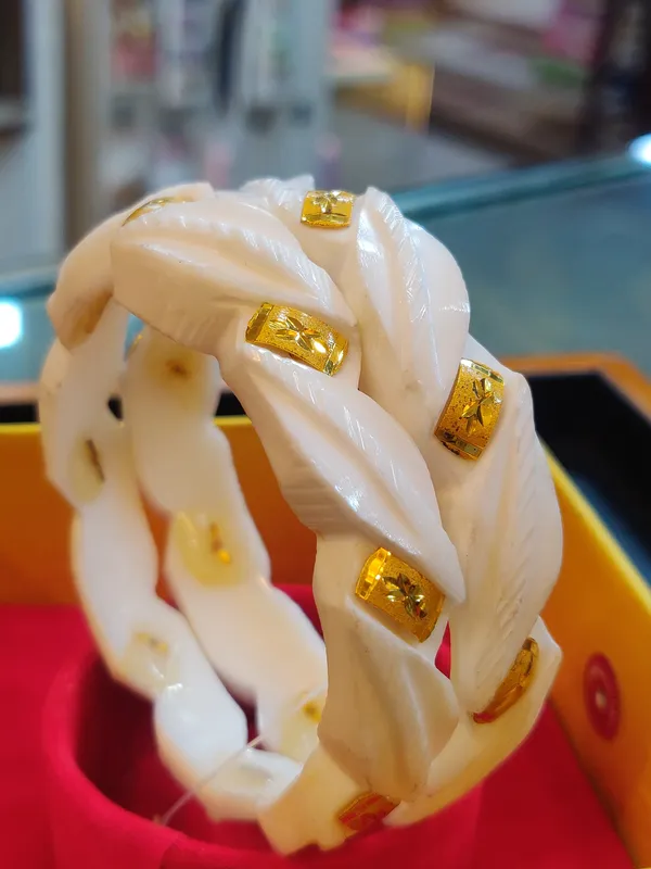 Exclusive_Barfi_Pat_Aam_Cut_Gold_Plated_Conch_Shakha_Pair