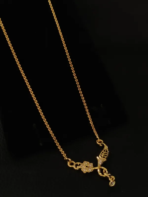 Elegant_Gold_Toned_Floral_Pendant_Necklace_With_Crystal_Embellishments