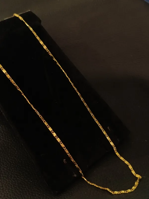 Elegant_Gold_Chain_Necklace