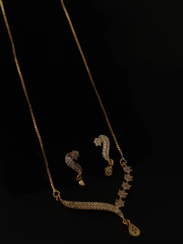 Elegant_Golden_Leaf_Necklace_And_Earring_Set_With_Crystal_Embellishments