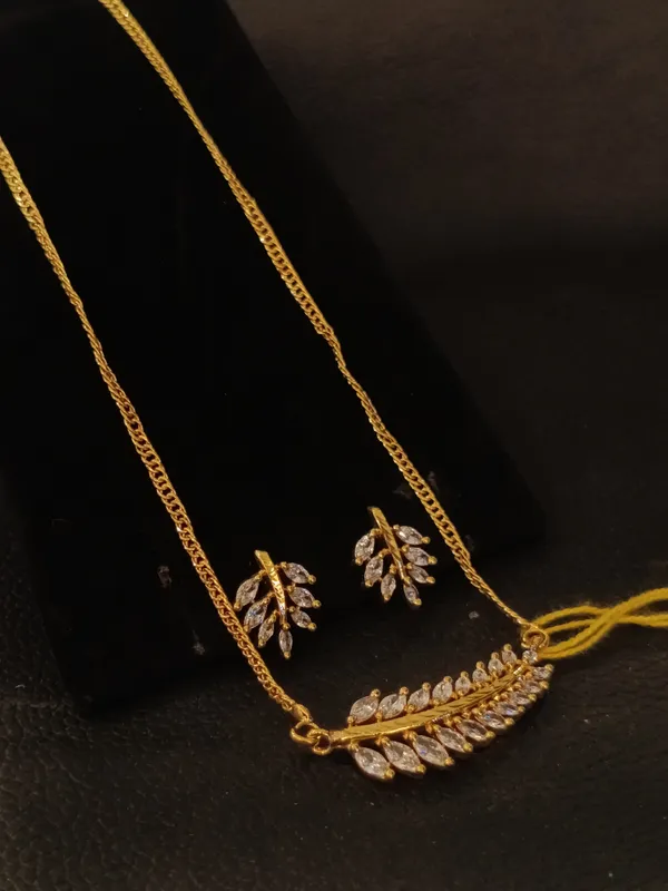 Gold_Plated_Leaf_Design_Pendant_Necklace_With_Matching_Earrings_Set