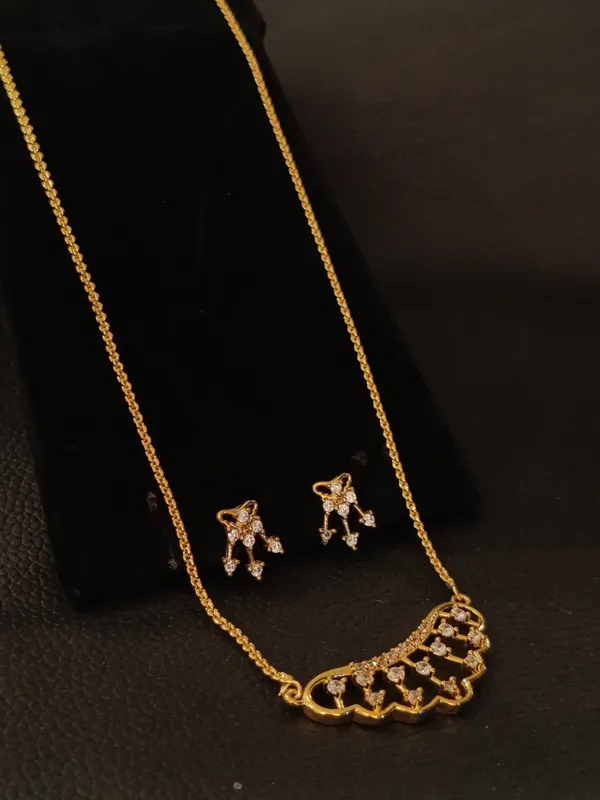 Elegant_Gold_Plated_Crystal_Necklace_And_Earring_Set