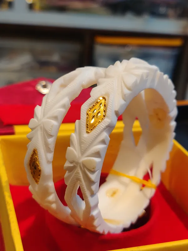 Premium_Barfi_Cut_Barfi_Gold_Design_24_Kt_Plated_Conch_Shakha