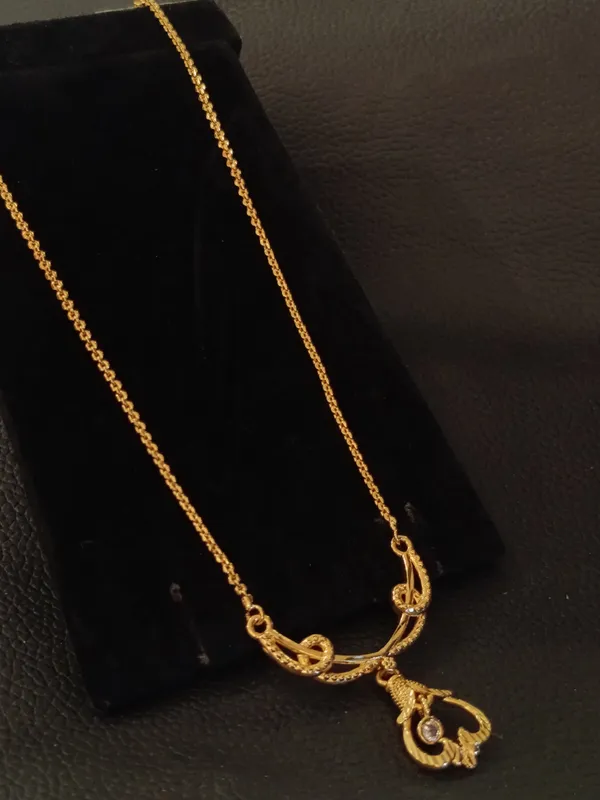 Elegant_Gold_Plated_Necklace_With_Crystal_Pendant