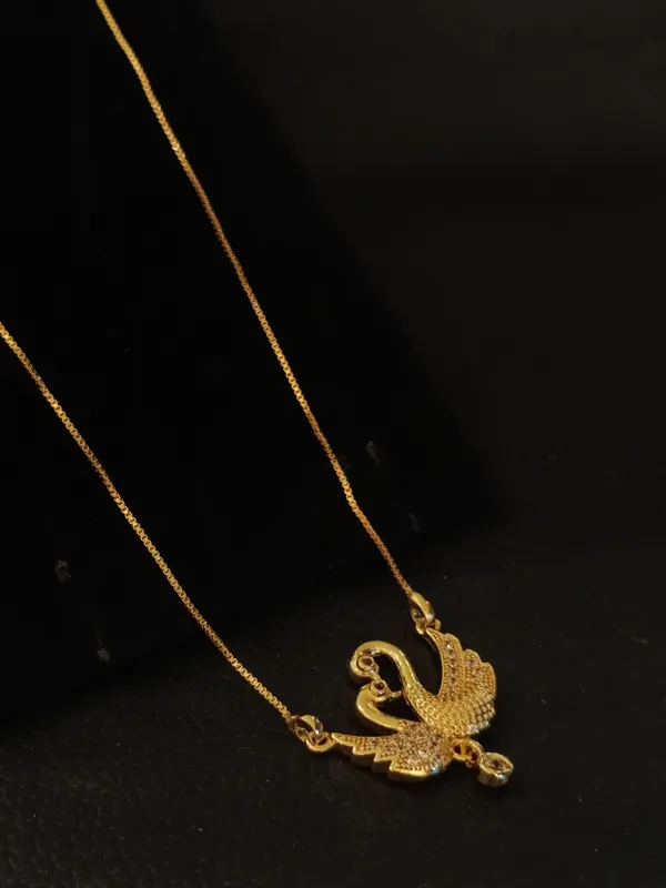 Elegant_Gold_Toned_Swan_Pendant_Necklace