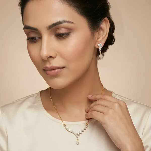 Elegant_Golden_Necklace_And_Earrings_Set_With_Sparkling_Stone_Detailing