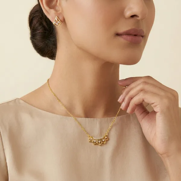 Elegant_Gold_Toned_Necklace_Set_With_Matching_Earrings