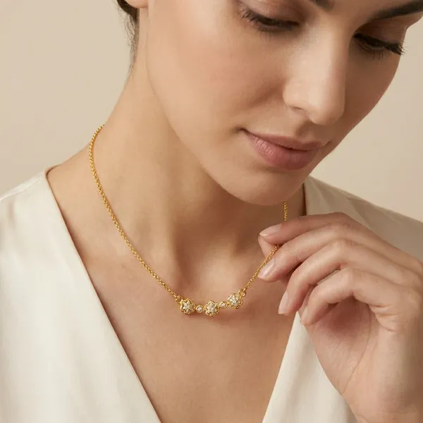 Elegant_Three_Flower_Gold_Chain_Necklace