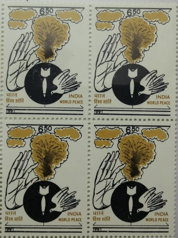India_-_1991_-_World_Peace,_Hand,_Bomb_Explosion,_Dove_(Block_of_4_stamp)_-_MNH