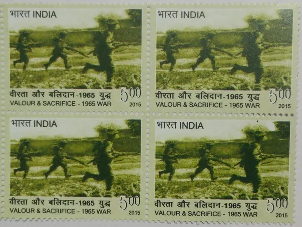 India_-_2015_-_Valour_and_Sacrifice-1965_War_Armed_Forces,_Defence,_Military,_Soldier,_War,_Army_(Block_of_4_stamp)_-_MNH_-_Pack_of_2