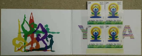 India_-_2015_-_International_Day_of_Yoga_(3)_Presentation_Pack_-_Stamp_-_MNH