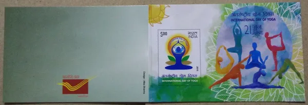 India_-_2015_-_International_Day_of_Yoga_(1)_Presentation_Pack_-_Stamp_-_MNH