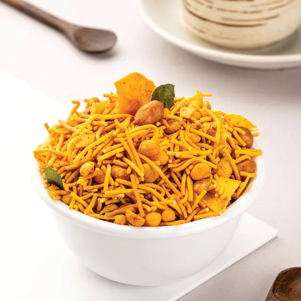 Garlic_Mix_Namkeen_With_Sev_Fried_Noodles,_Roasted_Peanuts,_Turmeric,_Indian_Spices_With_Garlic_Taste