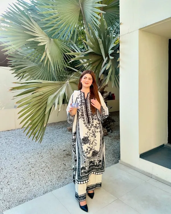 Elegant_Black_And_White_Lawn_Printed_Suit_Set_With_Dupatta_For_Women
