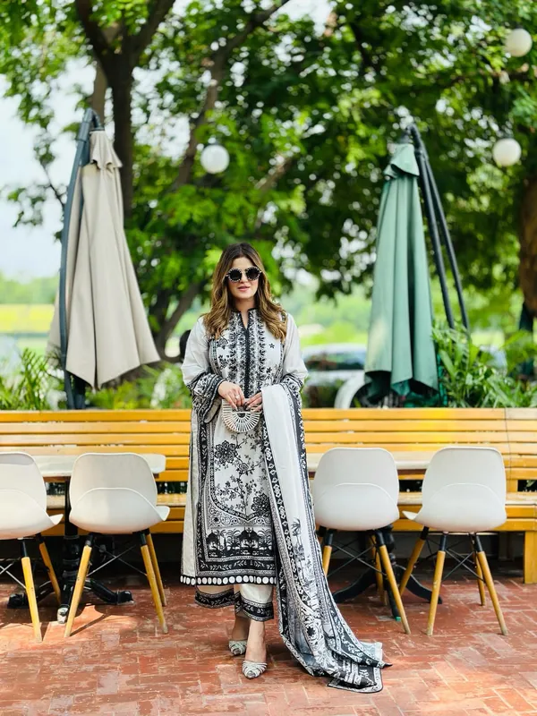 Elegant_Black_And_White_Lawn_Printed_Suit_Set_With_Dupatta_For_Women