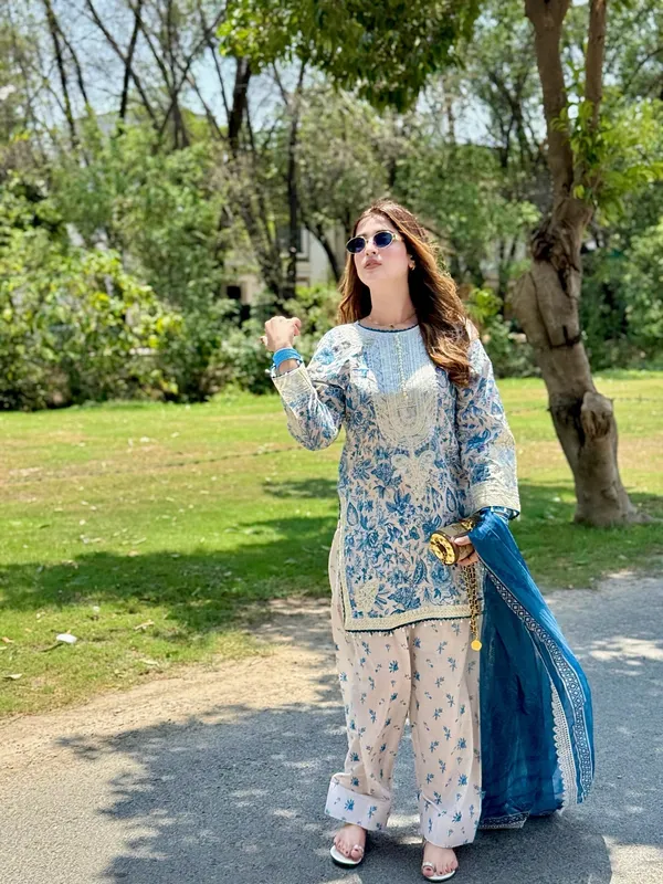 Blue_Floral_Printed_Kurta_Set_With_Dupatta_And_Ethnic_Pakistani_Style_Suit_For_Women