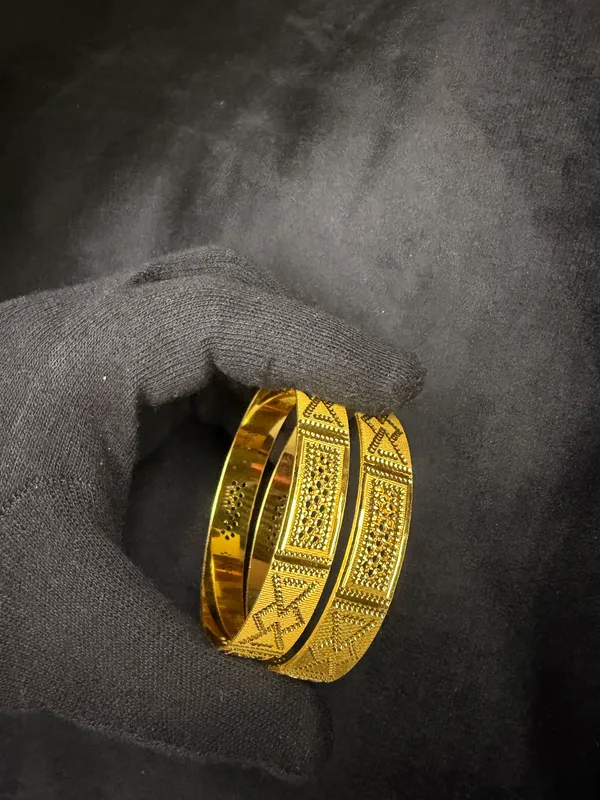 Traditional_Gold_Toned_Textured_Bangles_For_Women