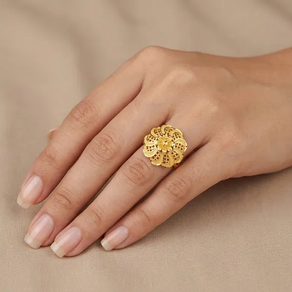 Elegant_Golden_Floral_Ring_For_Women