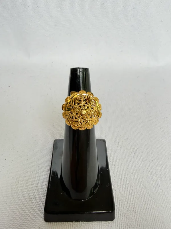 Elegant_Golden_Floral_Ring_For_Women