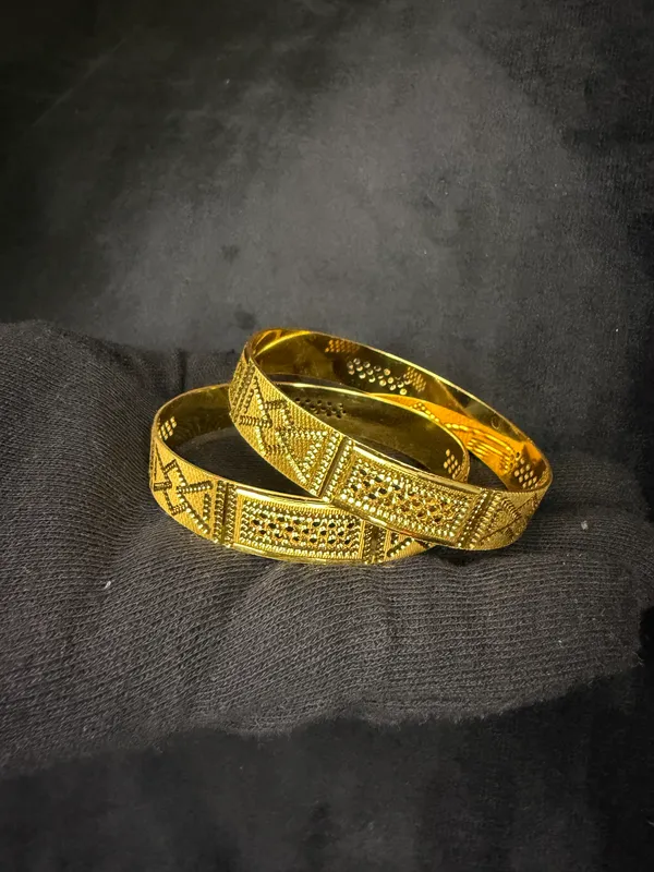 Traditional_Gold_Toned_Textured_Bangles_For_Women