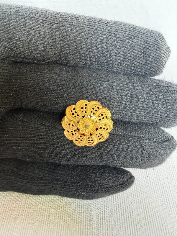 Elegant_Golden_Floral_Ring_For_Women