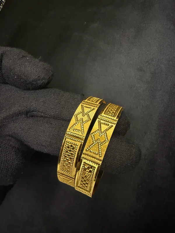 Traditional_Gold_Toned_Textured_Bangles_For_Women