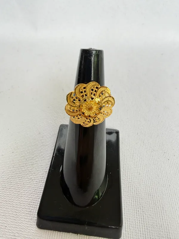 Elegant_Golden_Floral_Ring_For_Women