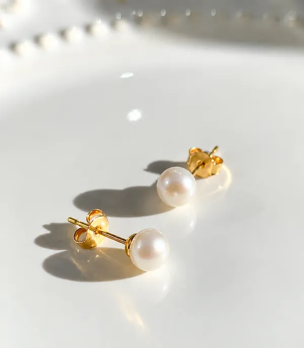 Pearl_Elegance_Gold_Stud_Earrings