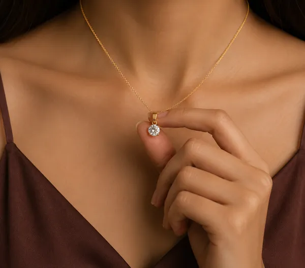 The_Étoile_Solitaire_Pendant_in_Gold