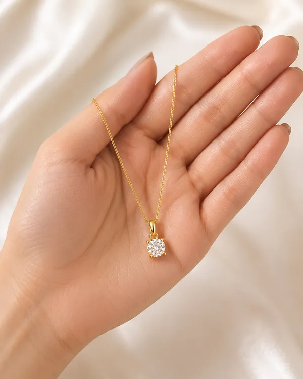 The_Étoile_Solitaire_Pendant_in_Gold