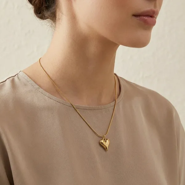 Velora_Heart_Gold_Pendant_Necklace_For_Women
