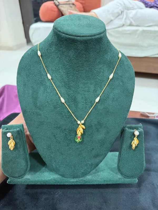 Gold_Chain_Necklace_with_Green_Stone_Leaf_Pendant