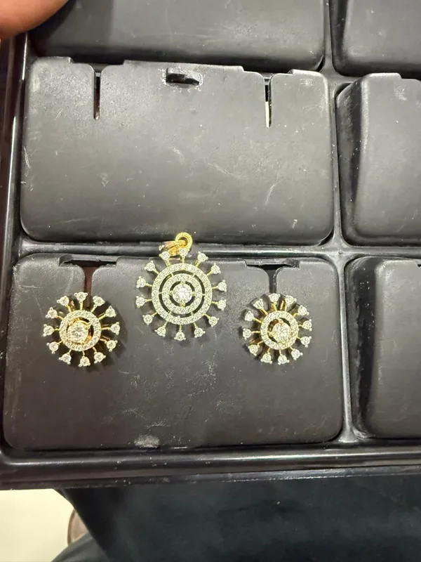 Gold_Sunburst_CZ_Pendant_Set_with_Solitaire_Centre