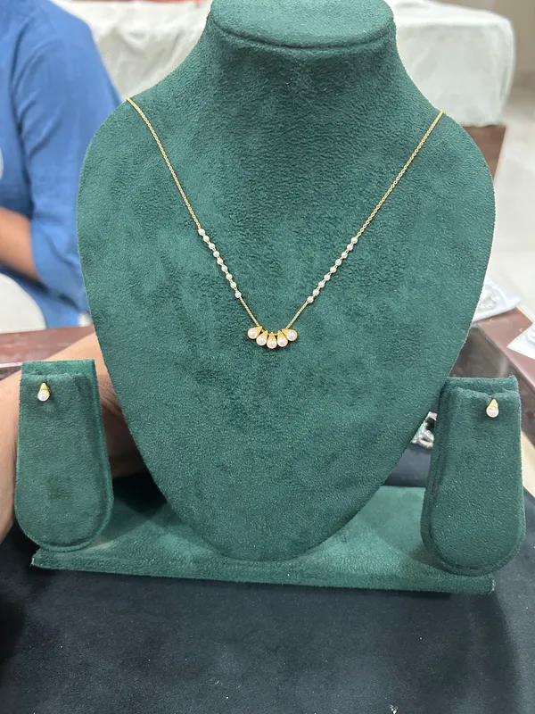 Minimalist_Pearl_Cluster_Necklace_Set_with_Gold_Teardrop_Studs