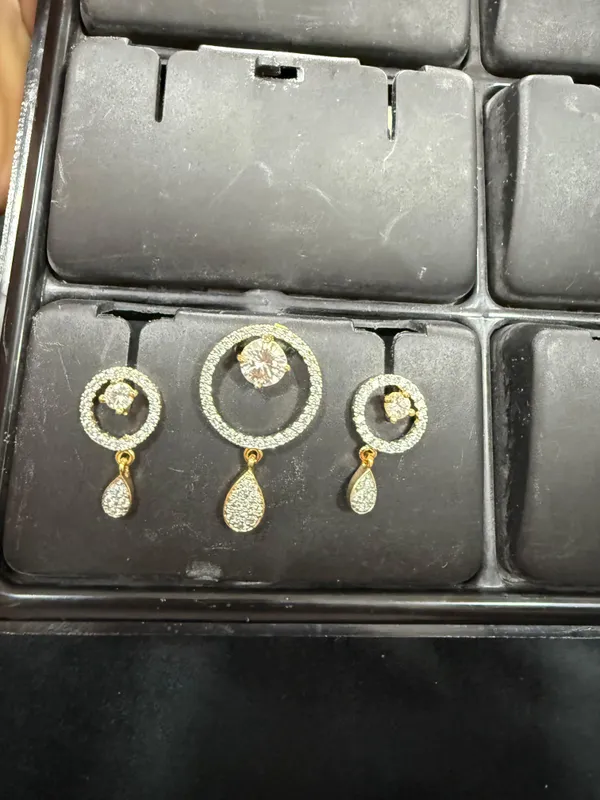 Gold_Solitaire_Circle_CZ_Pendant_Set_with_Teardrop