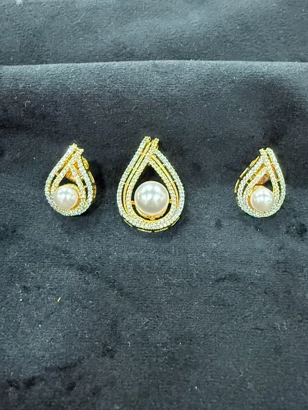 Gold_Teardrop_Pearl_Pendant_Set_with_CZ_Border