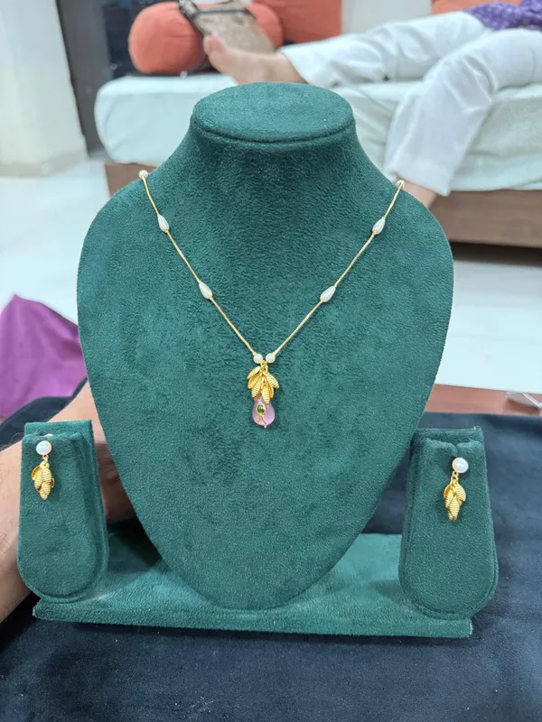 Gold_Leaf_Necklace_Set_with_Lavender_Stone_&_Pearl_Chain