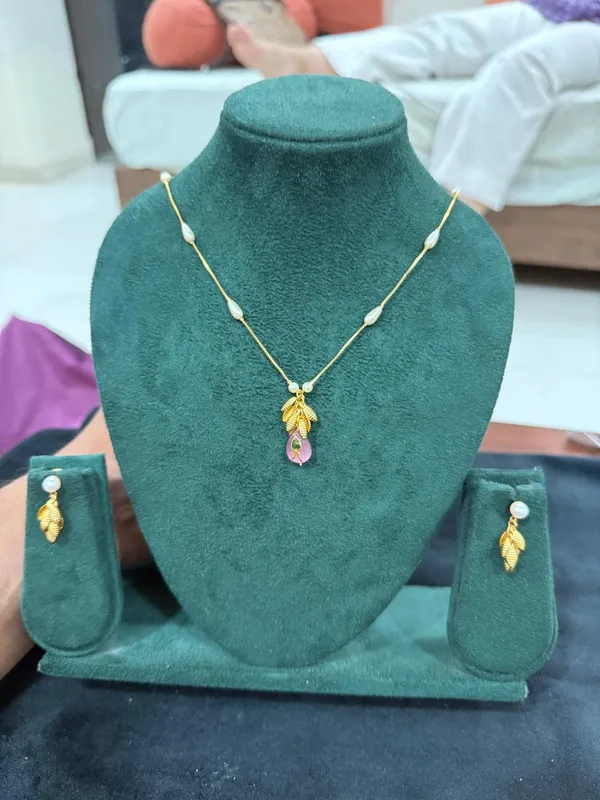 Gold_Leaf_Necklace_Set_with_Pink_Stone_&_Pearl_Chain