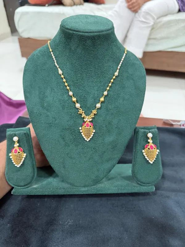 Gold_Ruby_Mesh_Pendant_Necklace_Set_with_Pearl_Drops