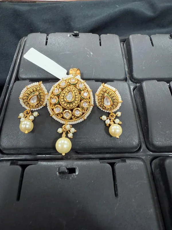 Kundan_Polki_Pendant_Set_with_Pearl_Drops