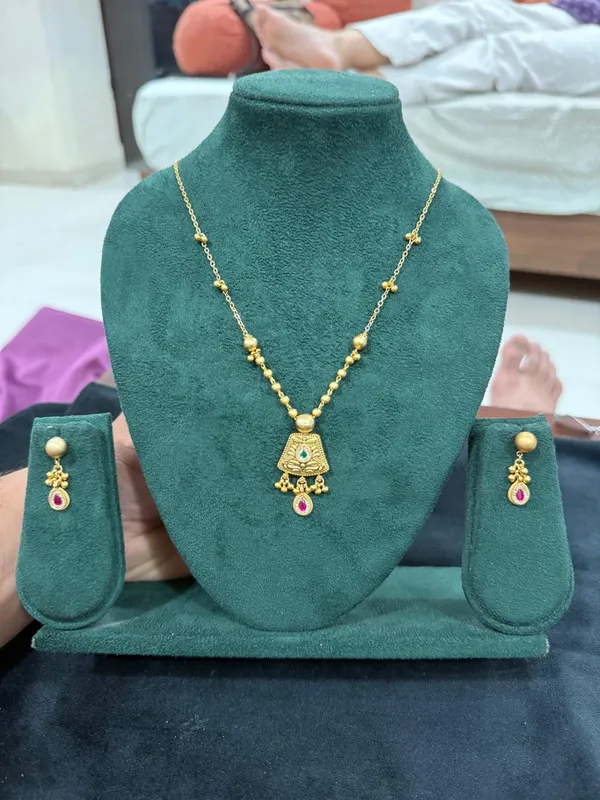 Antique_Gold_Engraved_Pendant_Necklace_Set_with_Ruby_Drop