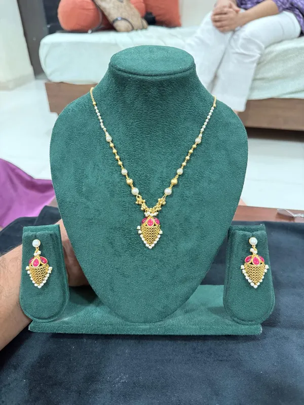 Gold_Ruby_Mesh_Pendant_Necklace_Set_with_Pearl_Drops