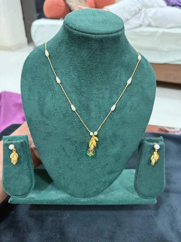 Gold_Leaf_Pendant_Necklace_Set_with_Green_Stone_&_Pearl_Chain