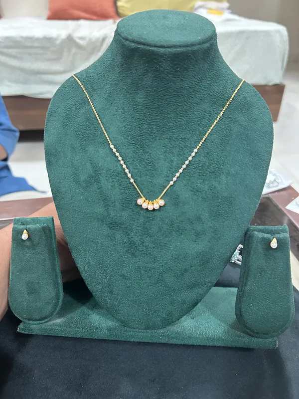 Minimalist_Pearl_Cluster_Necklace_Set_with_Gold_Teardrop_Studs