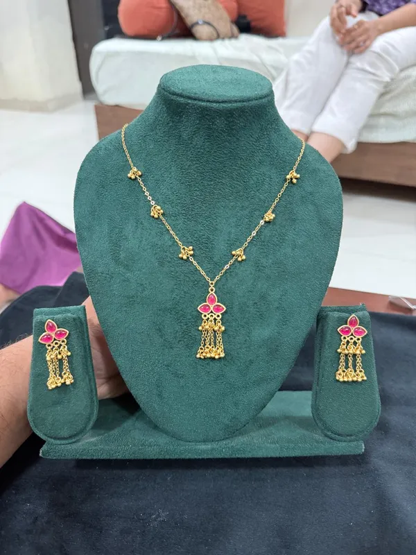 Ruby_Stone_Floral_Pendant_Necklace_with_Tassel_Earrings