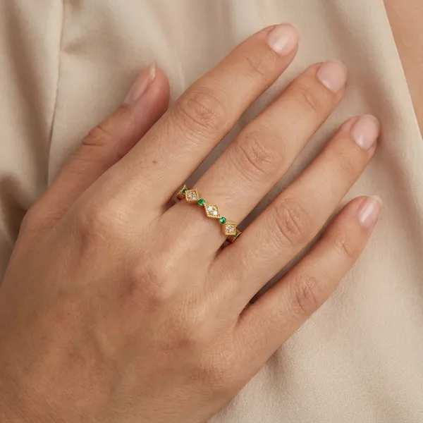 Elegant_Emerald_And_Diamond_Yellow_Gold_Vermil_Stackable_Ring