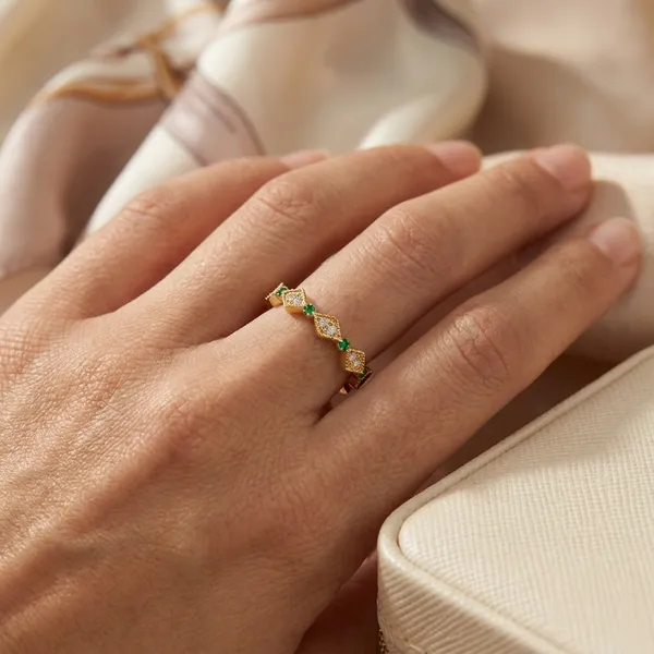 Elegant_Emerald_And_Diamond_Yellow_Gold_Vermil_Stackable_Ring